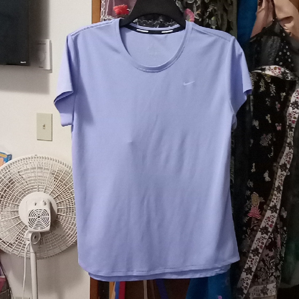 LavEnder NIKE Athletic Sports Shirt  Large